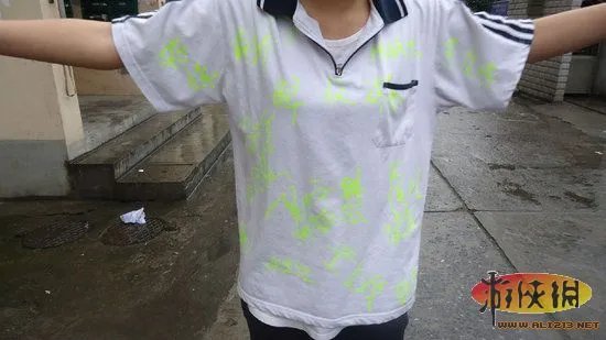 大奶&小内亮瞎双眼！细数校服的32种奇葩穿法