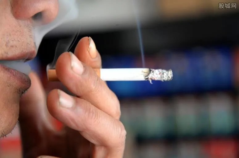 医生坐诊吸烟被罚 扣罚200元并全院通报批评处理