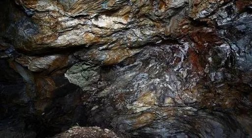 男女发现山洞闪金光进一看兴奋极了(图)