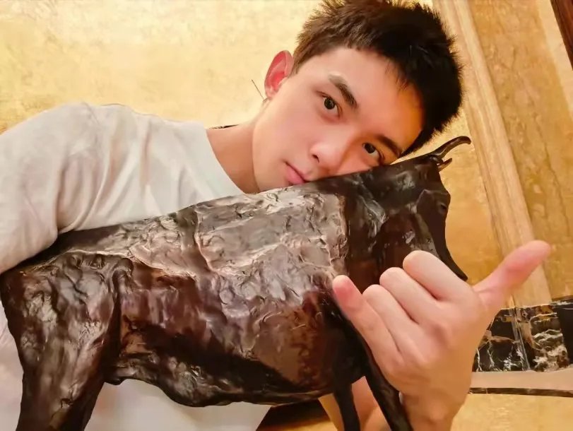 黄晓明晒与家人过年照,你和你的家人是如何过年的?