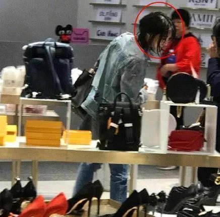 郑爽单独逛街扫货买了什么东西？