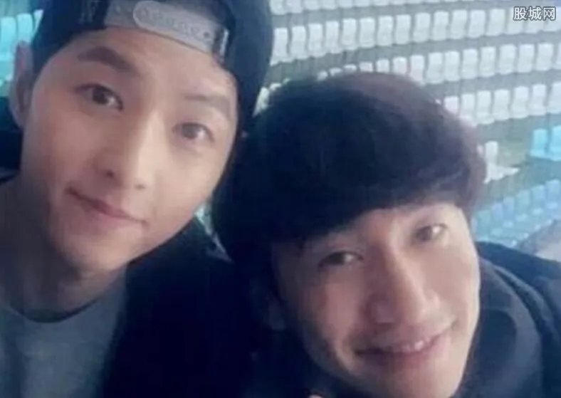 李光洙妹妹结婚 一身正装掉眼泪偷偷抹掉很不舍