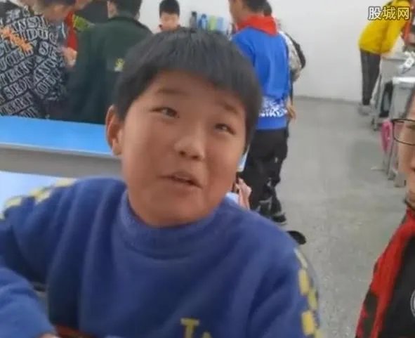 男孩为舅舅脱单欲把老师变舅妈 舅舅条件令人眼馋：满不满意？