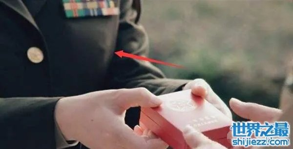 余男战狼胸罩穿帮镜头曝光，余男军装不穿胸罩凸点了 