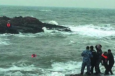 海军军官冒死跳海营救被困游客的具体情况如何?