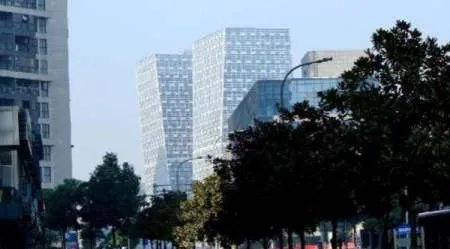 重庆百米大楼斜而不倒，世界上还有哪些倾斜大楼呢？