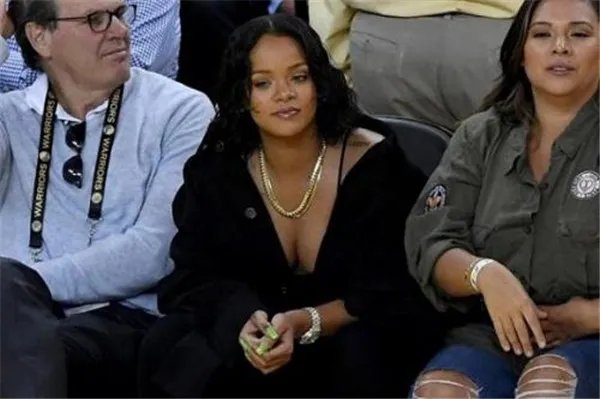 蕾哈娜晒大胆照祝贺詹姆斯夺冠 蕾哈娜有多喜欢詹姆斯在一起过吗