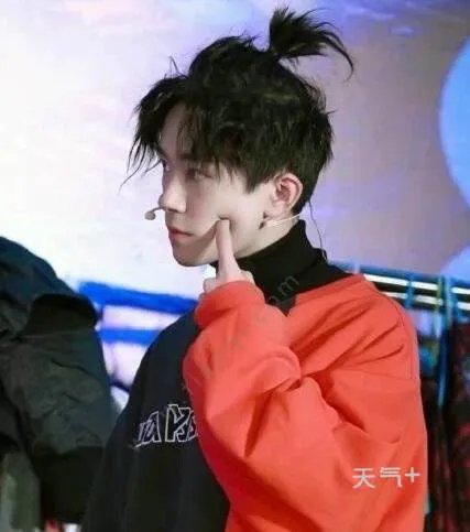 易烊千玺为什么戳自己脸蛋？