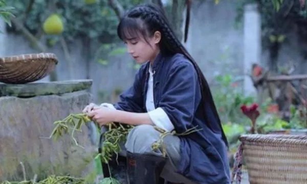 关于李子柒品牌螺蛳粉吃出刀片一事，她本人是咋回应的？