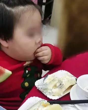 把三岁女孩喂到70斤的家长是什么心理?
