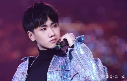 汪苏泷新恋情疑似曝光，被拍到和美女亲密拥吻，还有人记得这位歌手吗？