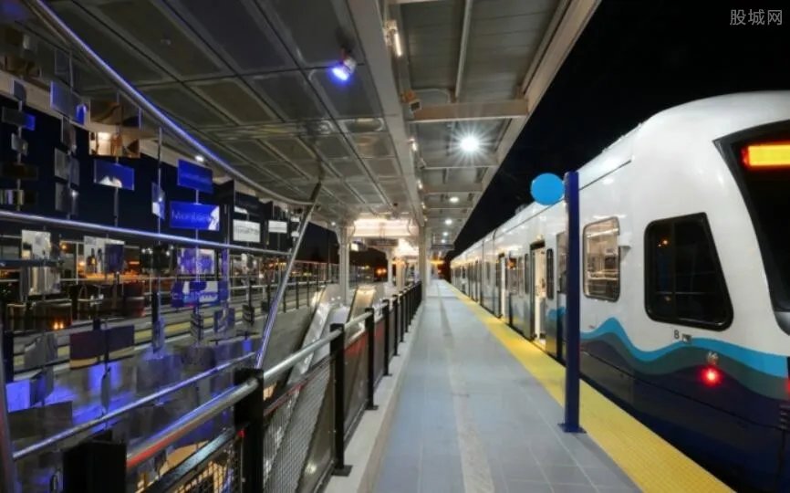 内裤地铁日 美女只穿内裤是寻求刺激还是诱惑男人？