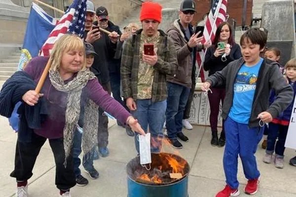 美国抗议现场鼓励孩子烧口罩，他们对口罩为何如此抗拒呢？