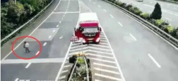 男女坐车旅游因话多被司机丢高速,三人将受到什么惩罚?