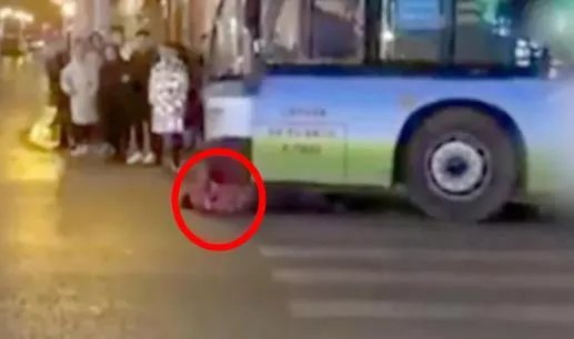 女子翻滚车底碰瓷详情真相：这样碰瓷令人无奈（各种碰瓷）