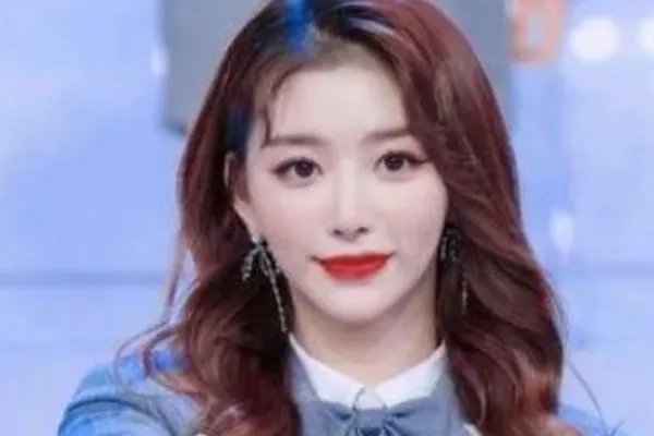 虞书欣保护孔雪儿却险被扑倒,这女孩为何那么善良?