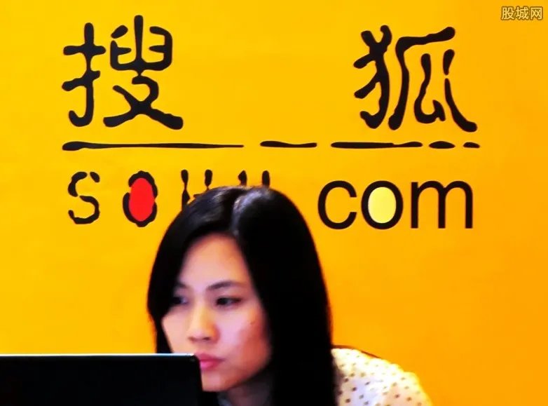 张朝阳辟谣忘年恋 与美貌女子回公寓整夜未出