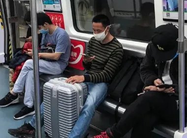 深圳地铁站有2名乘客摔地互殴，双方究竟是因何发生的争执？