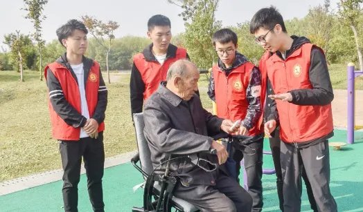 广陵学院学生发明老人起行无忧椅，他为何会有这个想法？