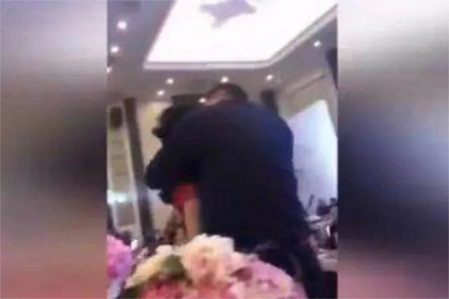 “公共强吻儿媳”声明：在表演，是睁眼说瞎话吗？