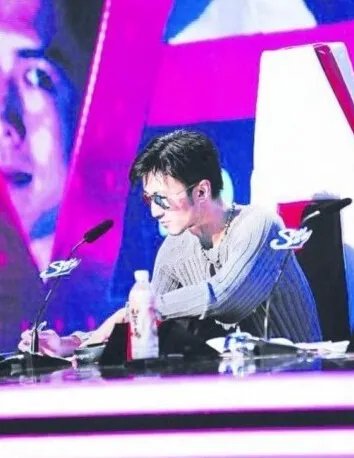 谢霆锋左眼怎么了？  网友大呼“锋菲恋”才是真爱