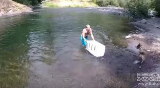 男子见河面漂来箱子打开被吓半死（图）