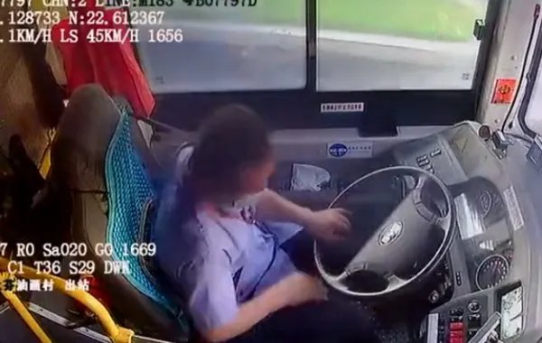 公交司机低头捡东西碾死行人，事情的原委是怎么样的？