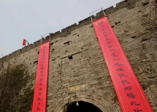 南京600年明城墙挂春联是为了迎新年吗?