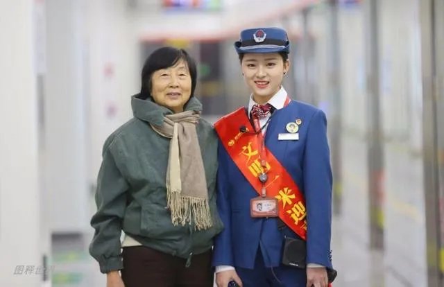 杭州地铁女神成网红,你怎么看?