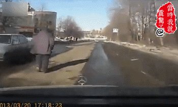 女子翻滚车底碰瓷详情真相：这样碰瓷令人无奈（各种碰瓷）