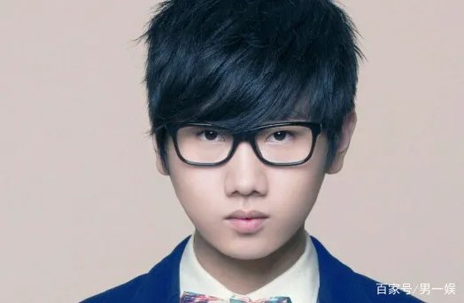 汪苏泷新恋情疑似曝光，被拍到和美女亲密拥吻，还有人记得这位歌手吗？