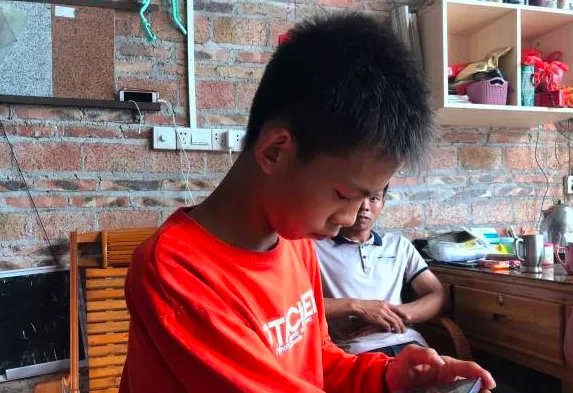 库里寻找独臂篮球少年是谁?