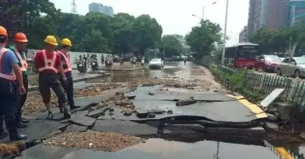 南昌市民等绿灯时,路面塌陷掉了下去,怎么看?
