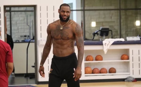 骑士胡德道歉的原因是什么？