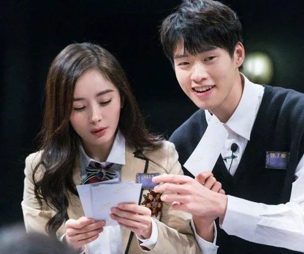 魏大勋偷瞄杨幂多次 一个被看上的女人?