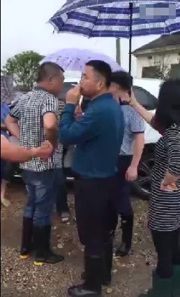 湖南救灾女干部撑伞嚼槟榔应不应该被处罚？