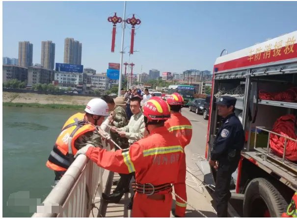 男子被困桥墩缝隙怎么获救的?