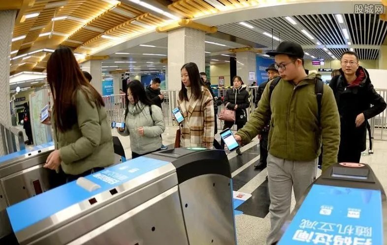 20秒吃50根肉串 美食节上市民比赛吃串串