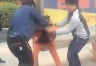 男子为何殴打女环卫工？