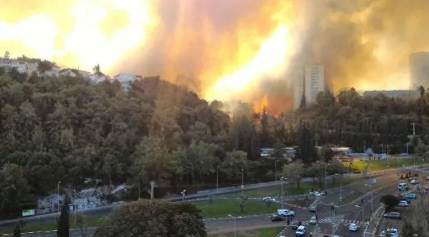 以色列山火蔓延 火势失去控制超过6万居民正在撤离