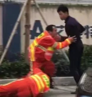 制止丢垃圾环卫工人遭殴打后续如何?