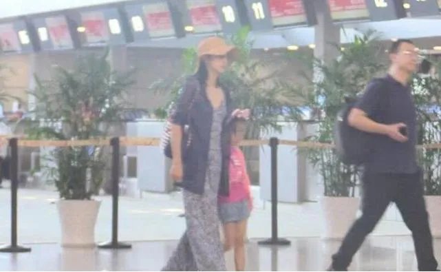 韩雪一家三口同框:想不到女儿都这么大了(图)