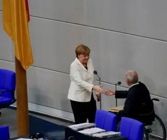 德国总理默克尔宣誓就职是迈向第几任期？