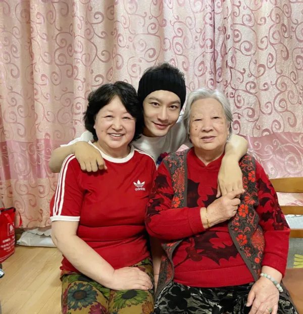 黄晓明晒与家人过年照，你和你的家人是如何过年的？