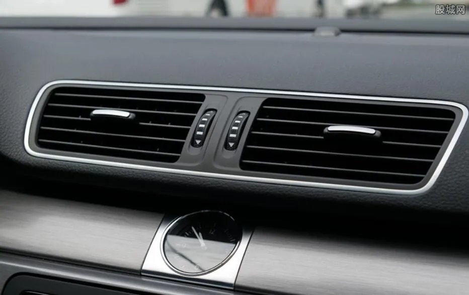 佟晨洁被拍到车震 随后又去酒店开房 