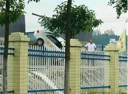 驾考学员飞越考场  网友调侃：姑娘，你在考飞机执照吗