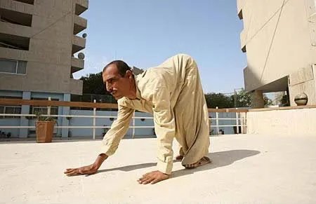 被诅咒家族成年只能四肢行走!（图）