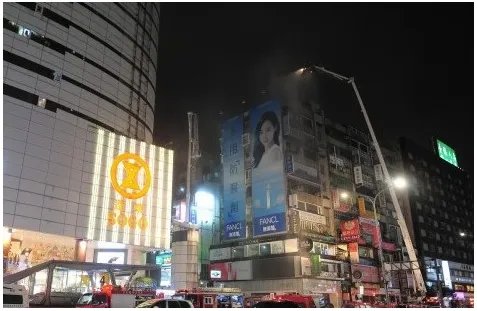 台北东区大楼着火 暂无人员伤亡