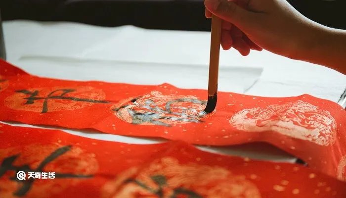 千门万户曈曈日的曈曈的意思是什么