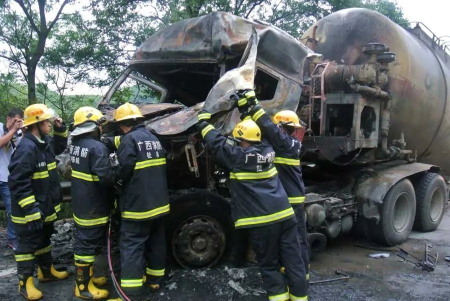 桂林一大客车相撞多少人被困？